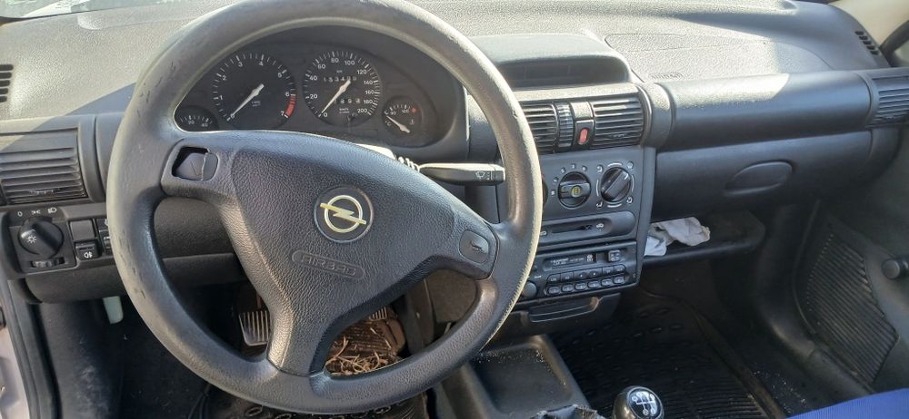 Opel corsa  1.0i  1996