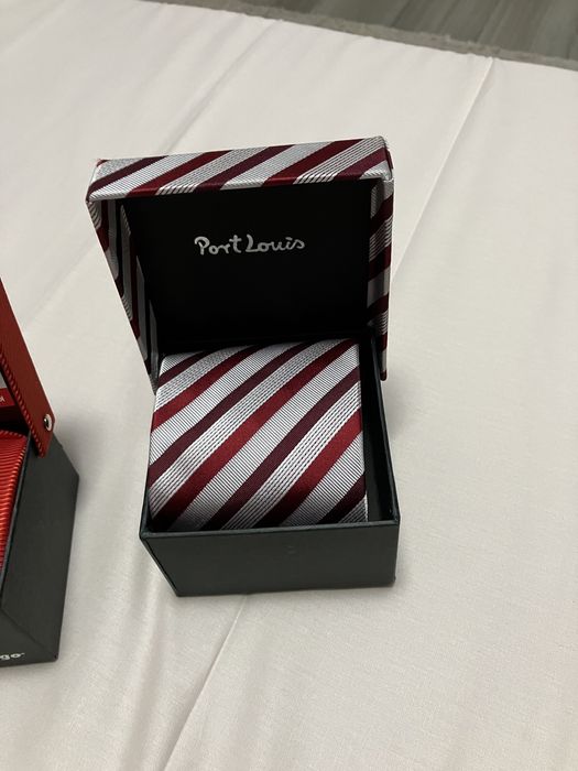 Cravata noua  in cutie