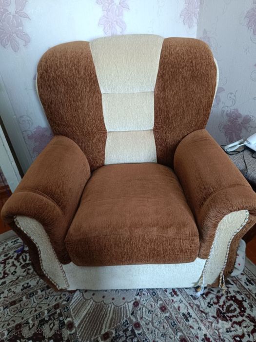 Продаются диван с креслом , шкаф и стулья