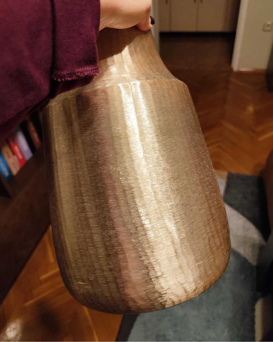 Голяма алуминиева ваза с модерен дизайн