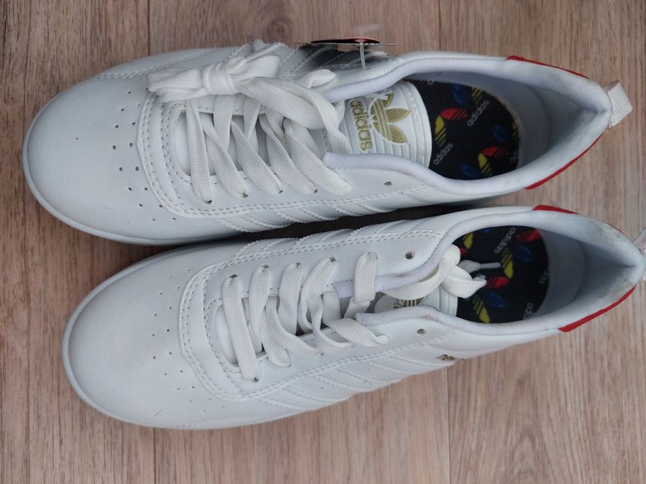 Продам кроссовки женский