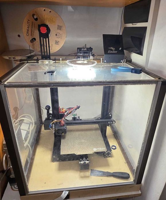 Imprimantă 3D Creality Ender 3 Pro cu upgrade-uri multiple, BLTouch, carcasă, accesorii multiple