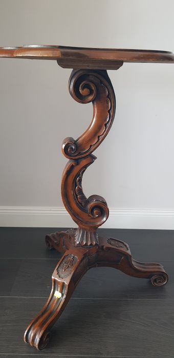 Măsuță veche Art Nouveau din lemn masiv sculptat