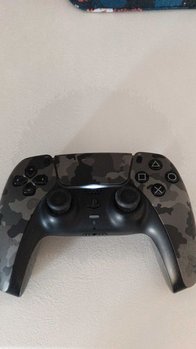 Продавам ,джойстик за PS5