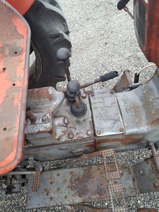 Vand 2 tractoare, unul Fendt si celalalt Massey-Fergusom