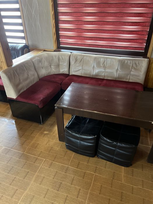 Ъглови сепарета 4бр и маси