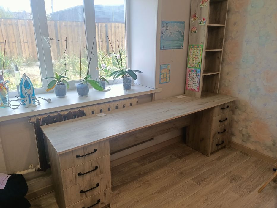 Продам письменный стол на двоих.