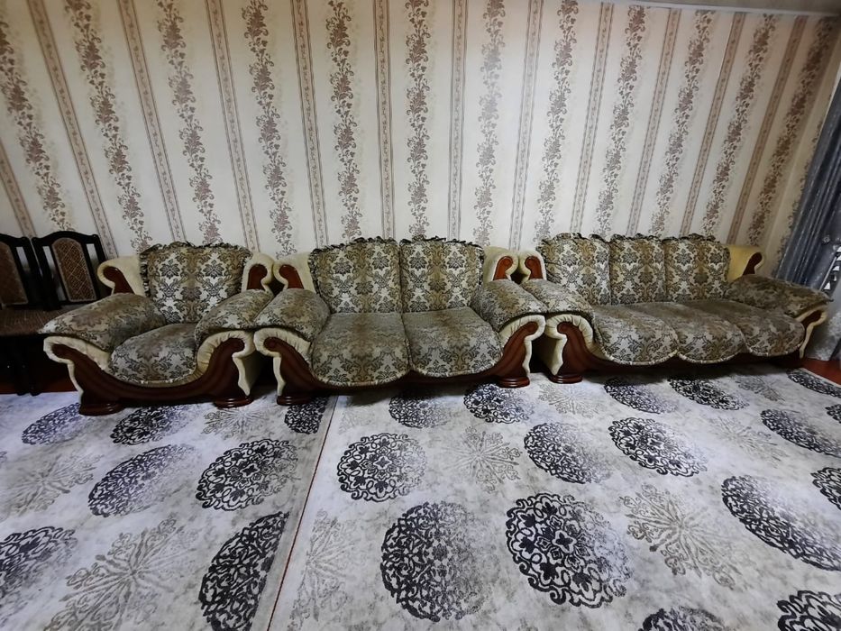 Заводской диван для гостиной.