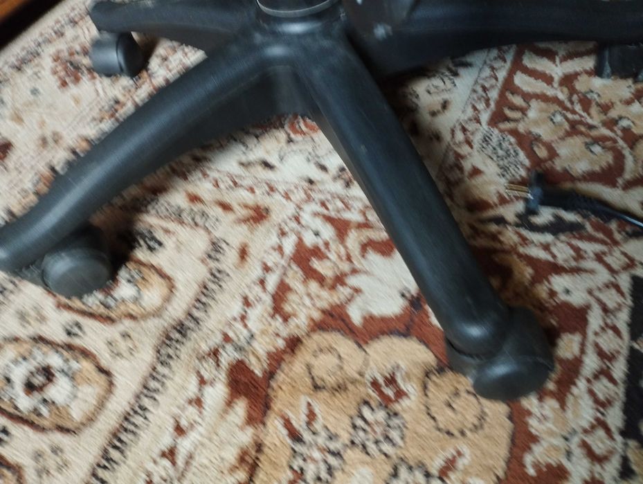 Продавам запазен офис стол черен