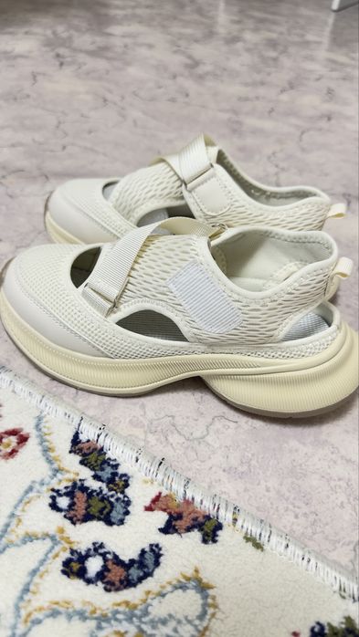 Продам кросовки на девочку 34 размер новые