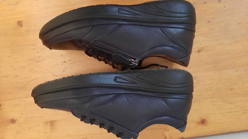 Продавам от естествена кожа обувки и боти