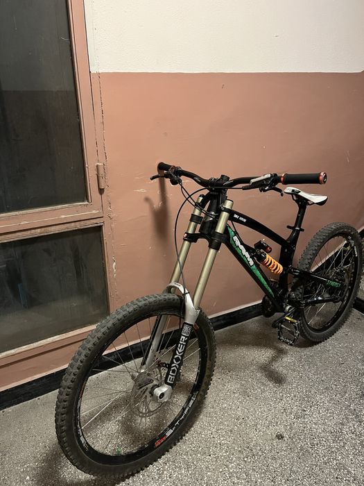 Продавам колелo DH и каска