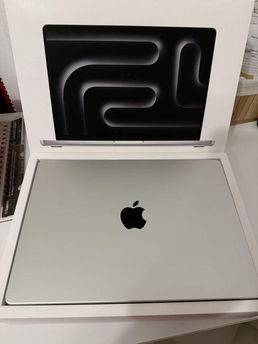 Нов лаптоп MacBook
