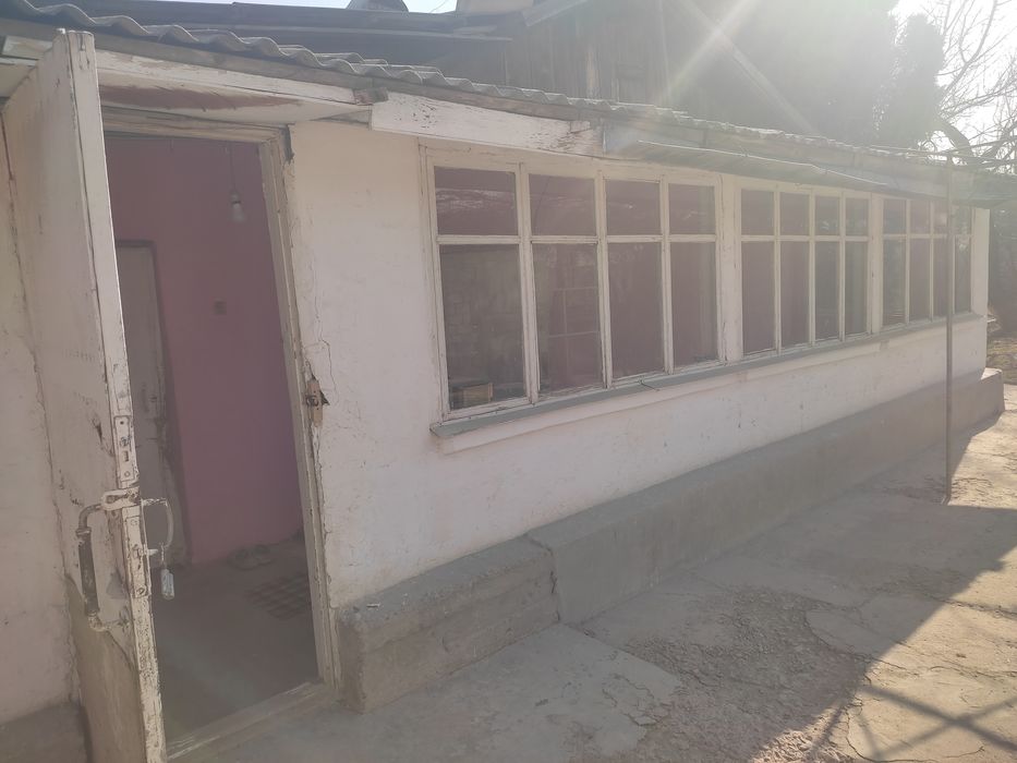 Ховли уй сотилади 5 хона