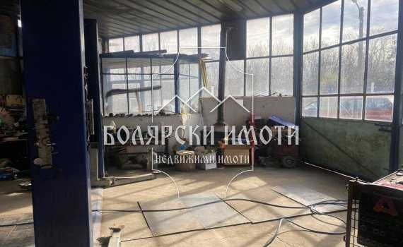 Автосервиз и къща в Самоводене