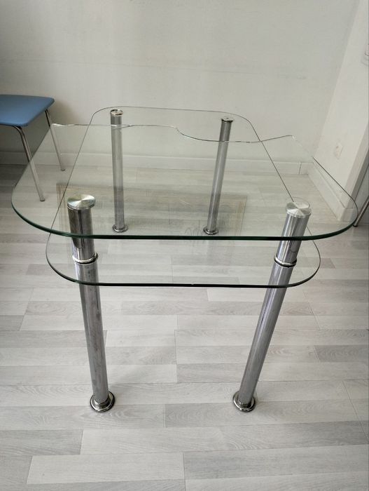 Стол с разбитым стеклом