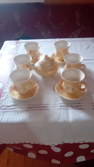Сервиз за кафе с шест чашки и захарница