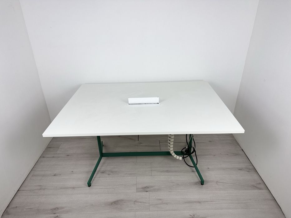 Офис заседателна / конферентна маса за 6 човека с кабелен модул