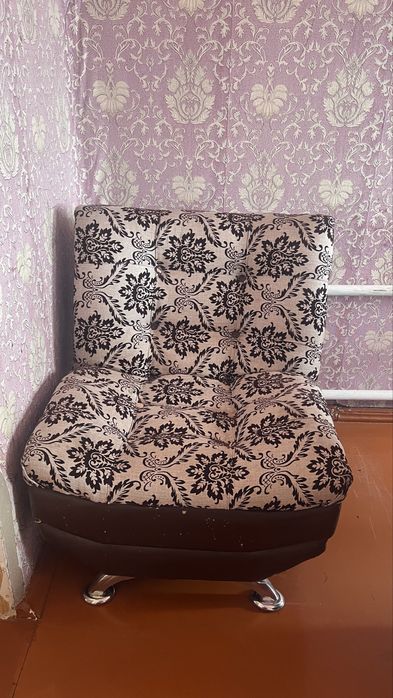 Продам 2 дивана и 2 кресла б/у.