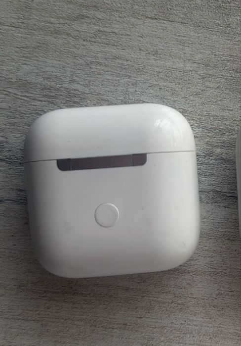 Продам AirPods.