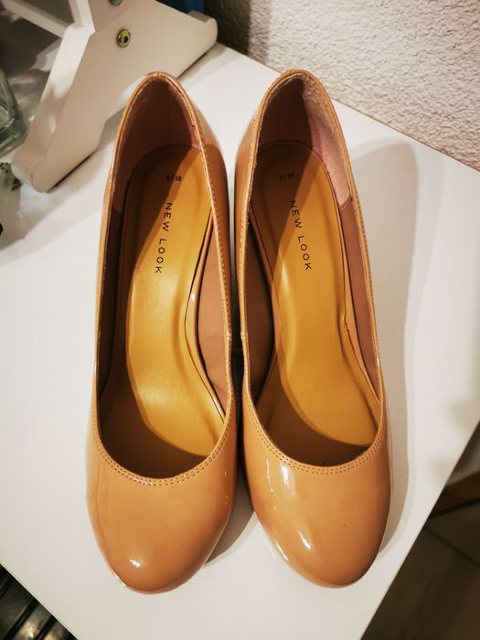 Бежови лачени обувки на платформа