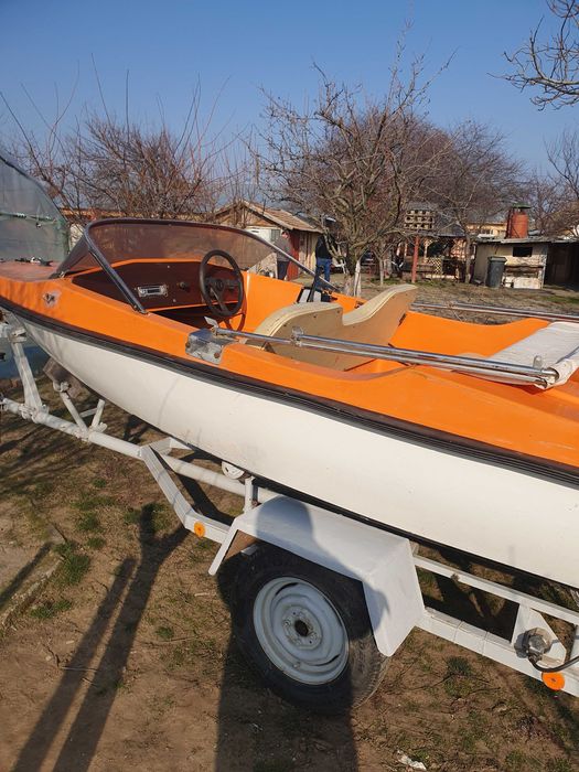 Vand barcă cu motor