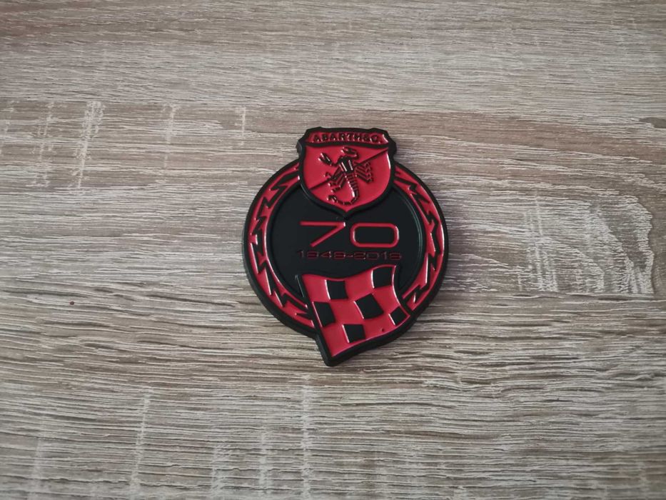 червена метална емблема Abarth 70th Anniversary