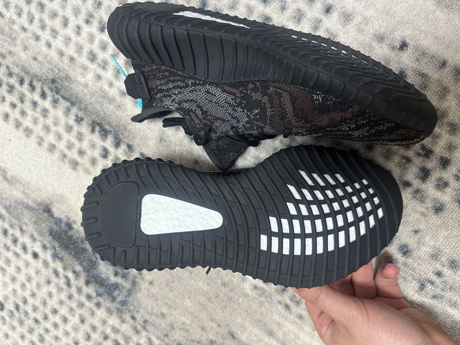 Продам кроссовки Yeezy350 v2