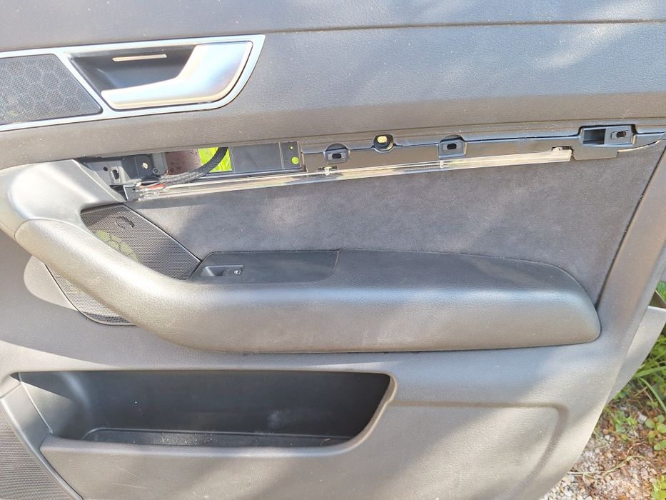 Fete usi Audi A6 C6 cu alcantara și lumini ambientale.