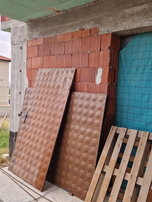 Двукрилна гаражна врата и входна врата