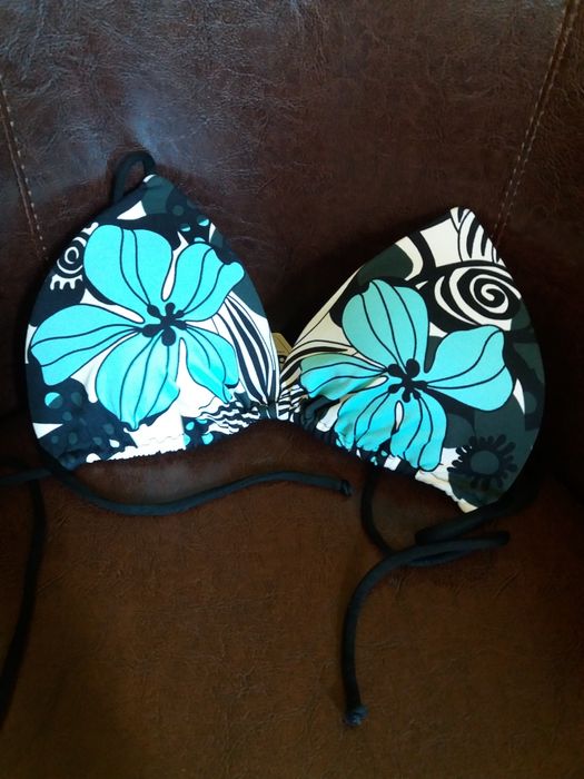 Sutiene costum de baie