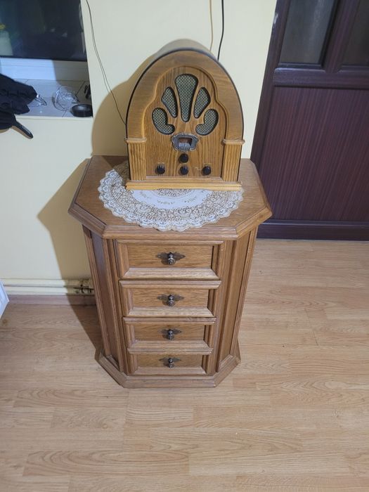 Noptieră lemn masiv 4 sertare și Radio