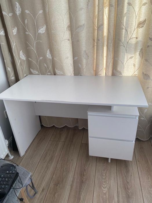 Крепкий стол с выдвижными ящиками.