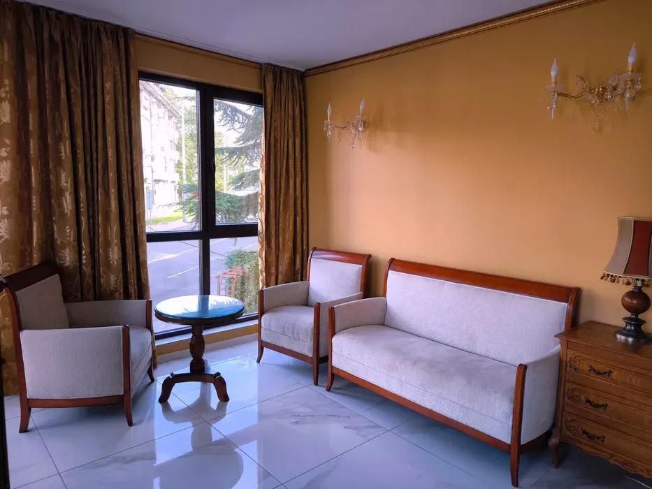 Дава се под наем Тристаен апартамент в Бургас, Център - 76 кв.м за 714 € - Снимка #1