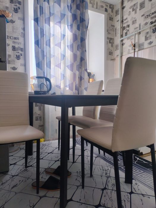 Стол и 4 стуля чорный и белый