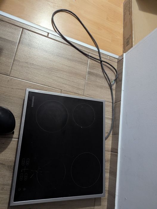 Plita electrica Samsung, functionala dar sparta