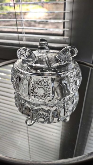 Кокетна кристална захарница на крачета