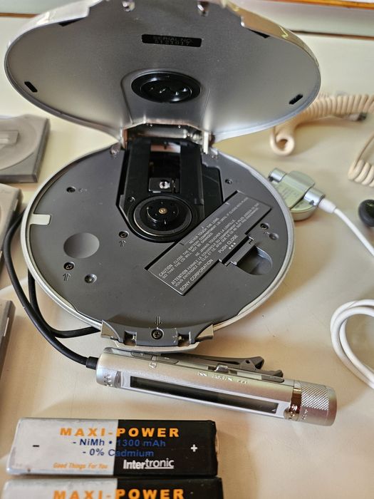 Диск мен Sony със слушалки