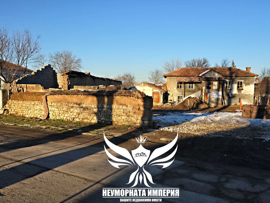 Продавам двуетажна вила/къща 285РЗП в 600кв.м двор в село Избеглии