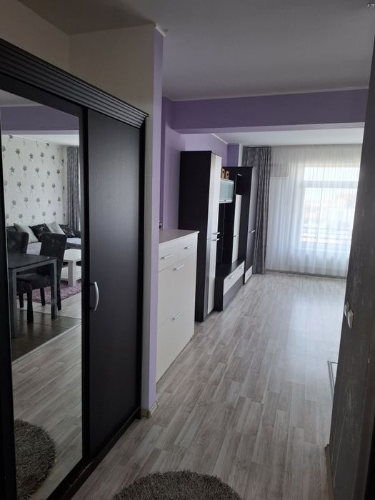 Închiriez studio