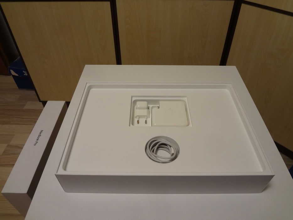 MacBook Pro , i9 , 2019 , A1990 Touch Bar , Cutie Completa .