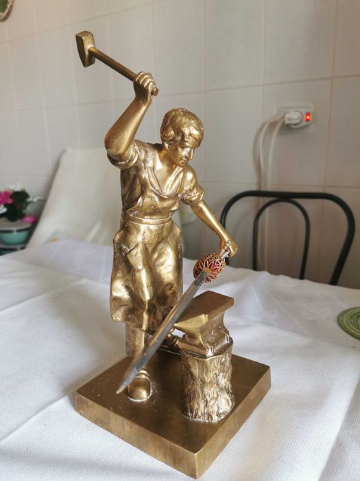 Statueta Fierar ascute sabia