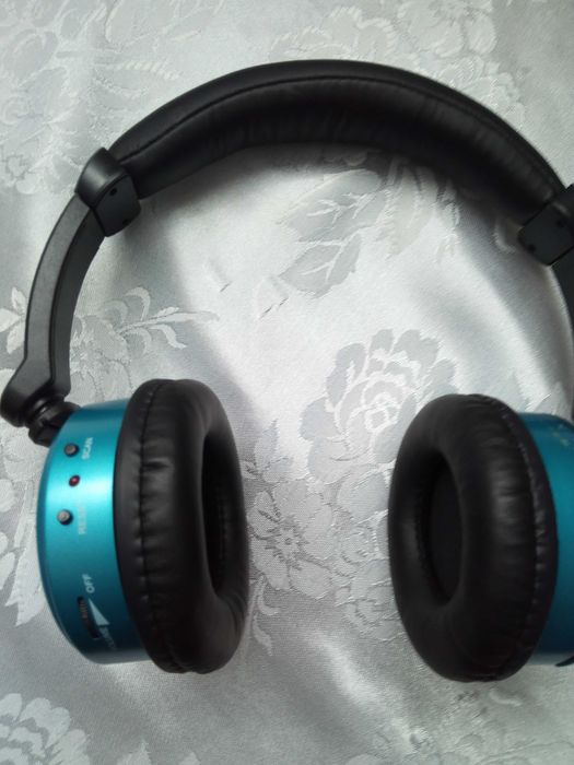 Casti audio cu semnal radio pe baterii