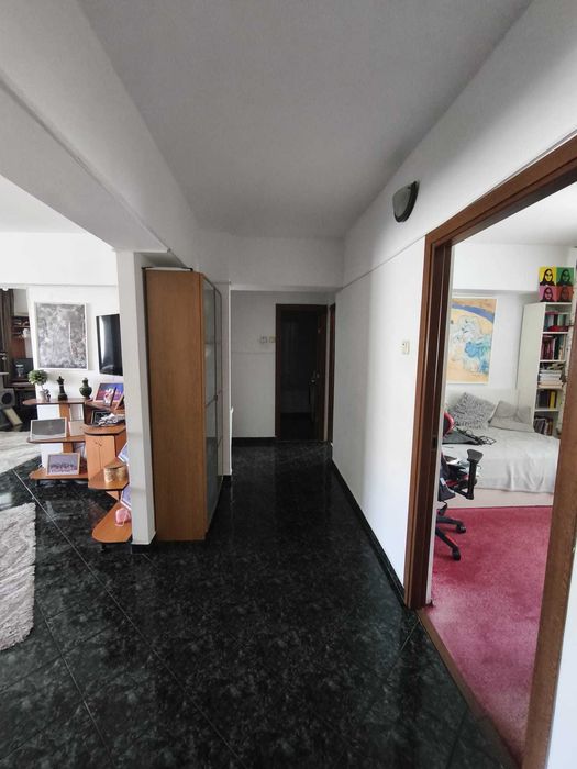 Vand apartament 4 camere , decomandat, mobilat si utilat, la autogara Militari et. 8/10