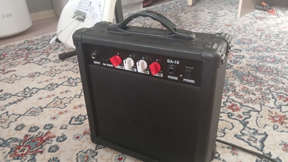 Электрогитара с комбоусилителем