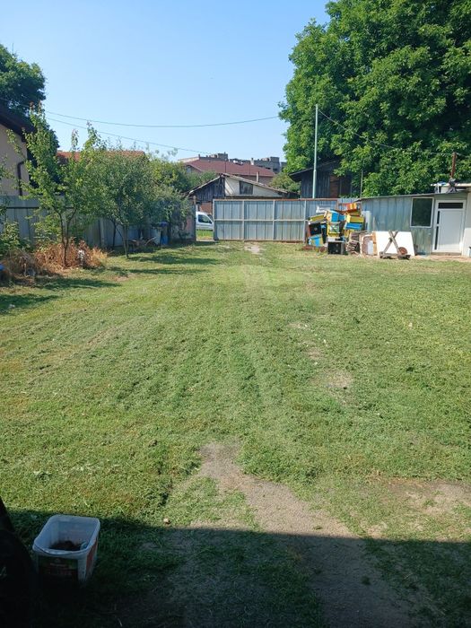 Имот в град Батановци,ток ,вода ,голям гараж 120кв и малка сграда!
