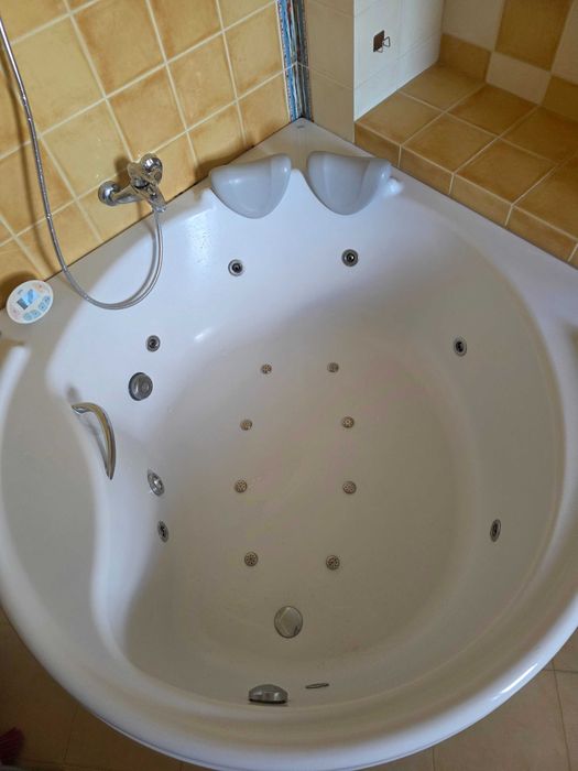 Cada cu hidromasaj brand GALA, pt. 2 persoane, dimensiuni totale 160cm/160cm, stare perfecta