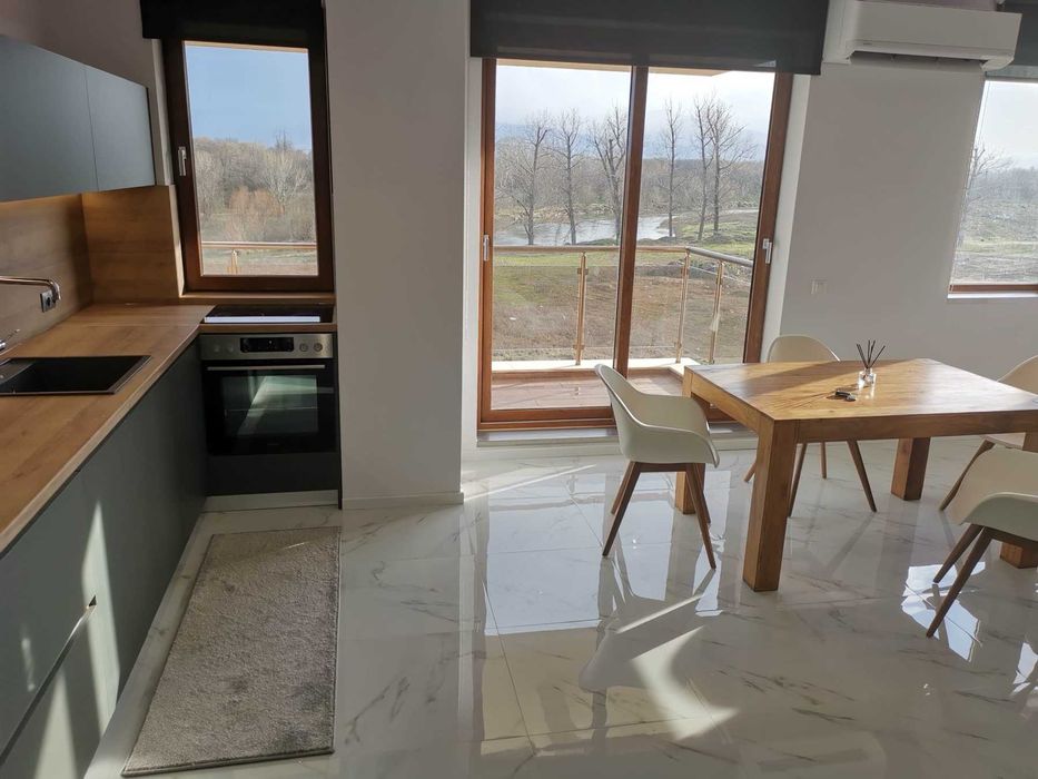 Дава се под наем Тристаен апартамент в Пловдив, Кършияка - 105 кв.м за 918 € - Снимка #1