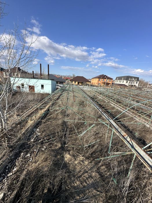 Продаётся  теплица (каркас и материал,котлы)