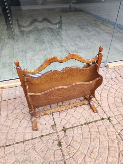 Елегантна стойка за вестници, книги и списания. Естествено дърво.